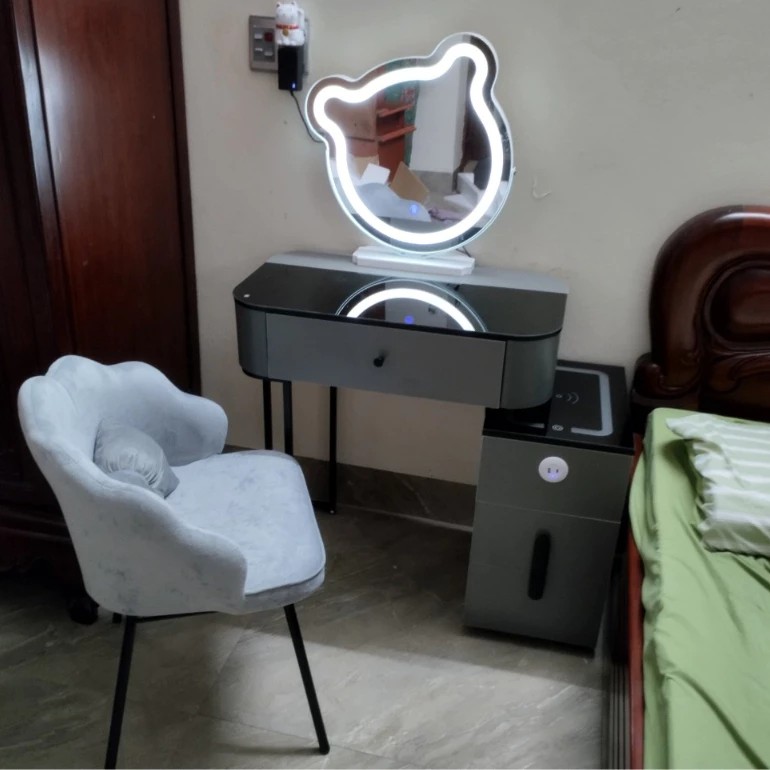 Bàn Trang Điểm Thông Minh Tích Hợp Có Sạc Không Dây - Loa Bluetooth - Gương Đèn Led - Tặng kèm Ghế