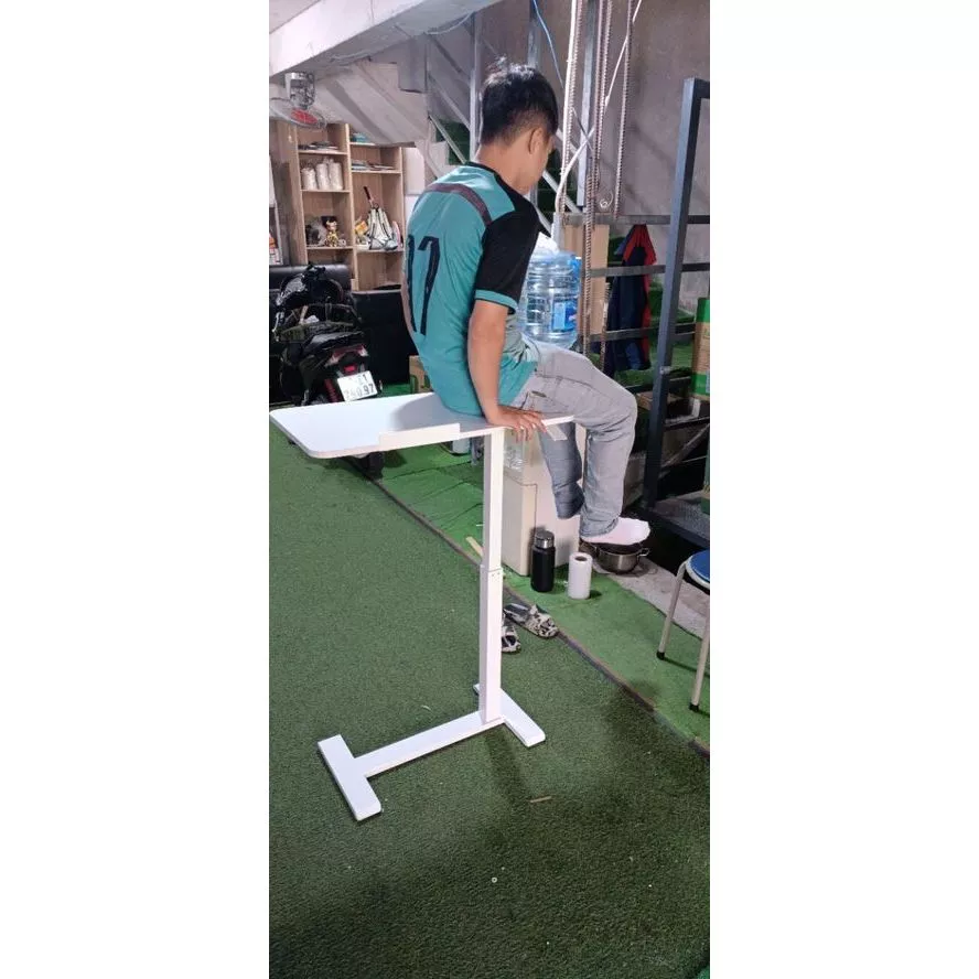 Bàn Laptop Nâng Hạ Chiều Cao thông minh. Có Bánh Xe Xoay 360 Độ. Mặt bàn có góc nghiêng. Thế hệ 2