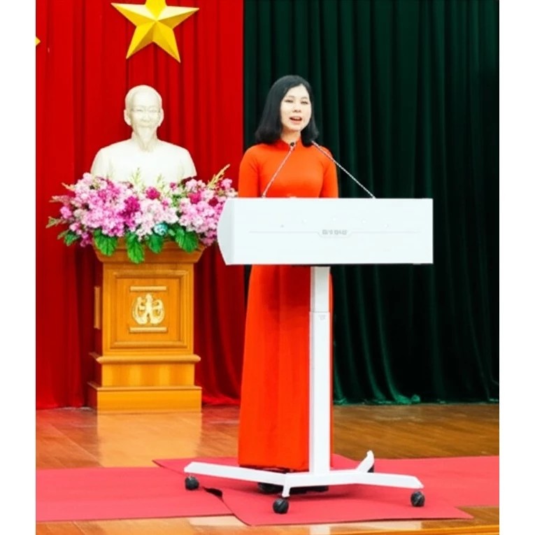 Bục phát biểu di động thông minh. Nâng hạ chiều cao thông minh, mặt bàn có góc nghiêng. Bánh xe có khóa cố định