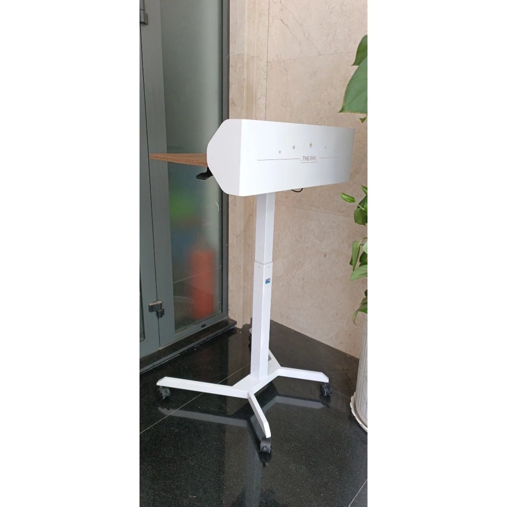 Bục phát biểu di động thông minh. Nâng hạ chiều cao thông minh, mặt bàn có góc nghiêng. Bánh xe có khóa cố định